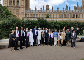 Španělská delegace ve Vikoriánské zahradě před britským parlamentem 20. 6. 2019