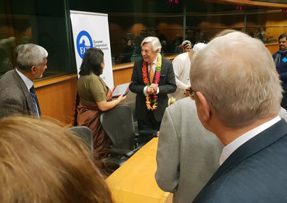 Her excellency Ms. Gaitri Issar Kumar, Ambassador of India to Belgium, Luxembourg and the EU, presenting a gift to Mr. Geoffrey van Orden MBE MEP